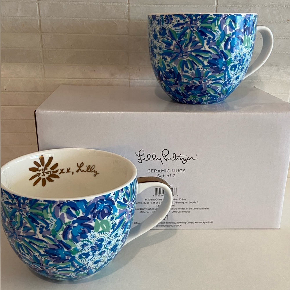 NWT Lilly Pulitzer Mugs Set of 2 Blue Floral Ceramic 12 oz. New in Box Lion Logo